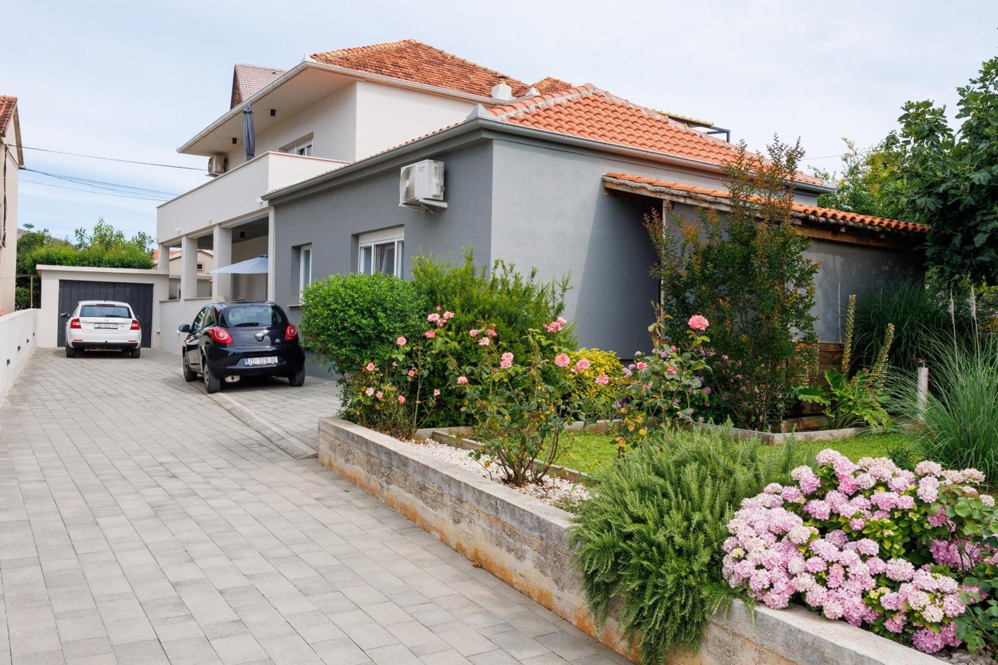 Summer Flower Apartment